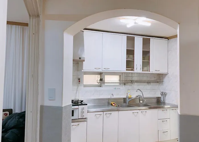 10, Near Hongik Univ, 2 Shower Rooms, Big House